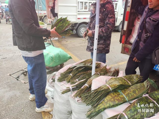 端午节将至，昆明市场上粽叶开始热卖 夏体雷 摄