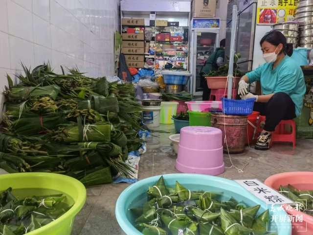 端午节将至，昆明市场上粽叶开始热卖 夏体雷 摄