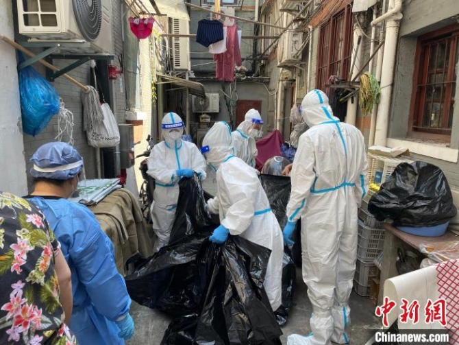 抗疫突击队助力一线抗疫 上海市委统战部供图 抗疫突击队助力一线抗疫 上海市委统战部供图