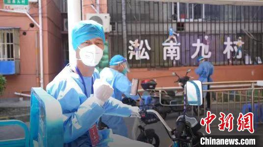 宝山区淞南镇淞南九村第二居委会党总支书记苏澔翔正在工作 受访者供图