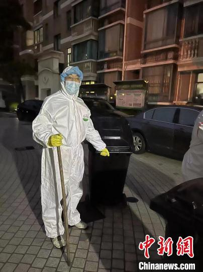 殷玉麒坚持在收取垃圾的一线。　受访者供图