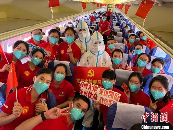 南航机组人员与医疗队合影，欢迎他们回家。　张瞳 摄