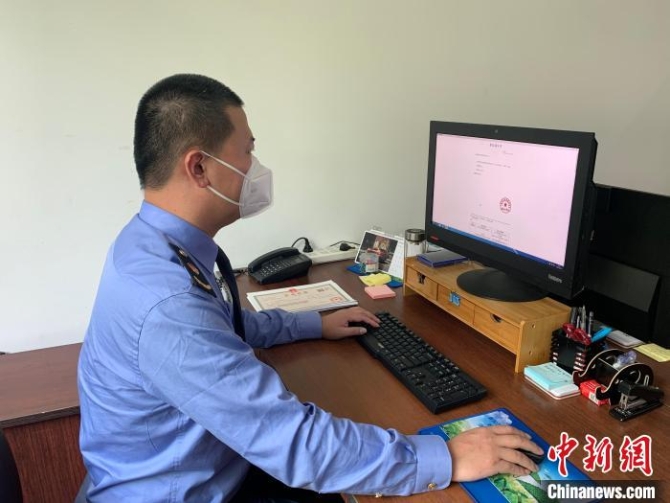 （上海战疫录）上海出台“12条”登记便利化措施用政策“加减法”助企业全力以“复”