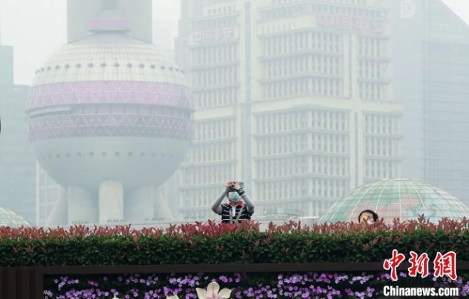 (上海战疫录)特写:见面真好,“如常”上海正归来