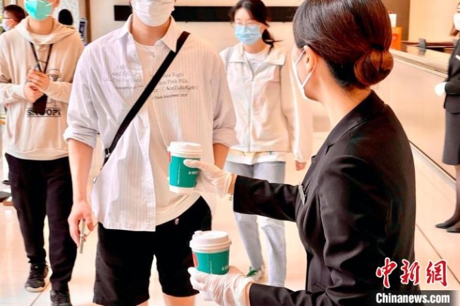 BFC外滩金融中心写字楼为复工租户提供暖心咖啡。 复星供图