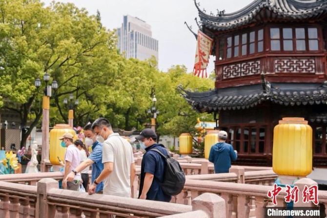 豫园商城全面复工,市民实名预约入园后,走上久违的九曲桥。 复星供图