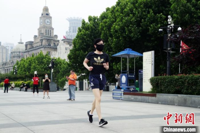 跑步的市民说:“两个月没跑了,第一跑一定要到外滩。” 汤彦俊 摄