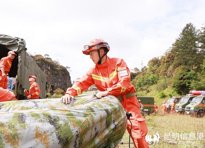 何彬与战友搭建帐篷。木晓东摄