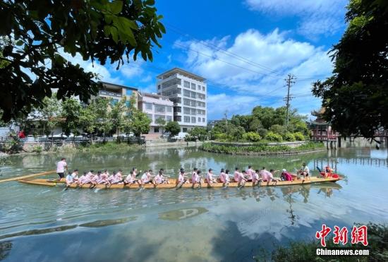 People row a dragon boat in Fuzhou, Fujian Province on May 29, 2022,  to celebrate the upcoming festival. (Photo: China News Service/Zhang Bin)