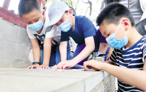 小朋友参与“拼图接力赛”游戏。记者黄晓松摄