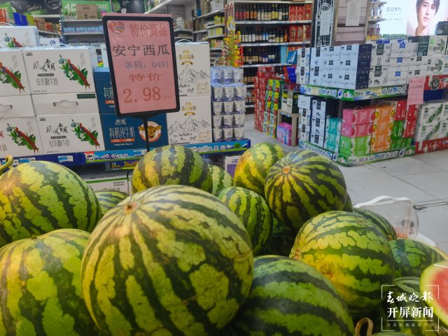 昆明西瓜价格（开屏新闻记者 夏体雷 摄）