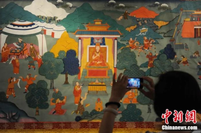 手绘大型历史题材卷轴唐卡《凉州会盟》。<a target='_blank' href='/'>中新社</a>记者 杨艳敏 摄
点击进入下一页