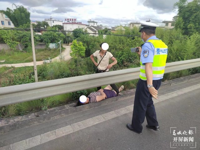 保山一女子与男友吵架后在高速路“躺平(开屏新闻记者 崔敏 通讯员 李海东 郑宇旸 李红幸 摄)