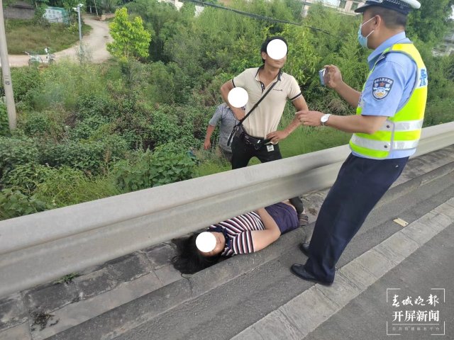 保山一女子与男友吵架后在高速路“躺平(开屏新闻记者 崔敏 通讯员 李海东 郑宇旸 李红幸 摄)