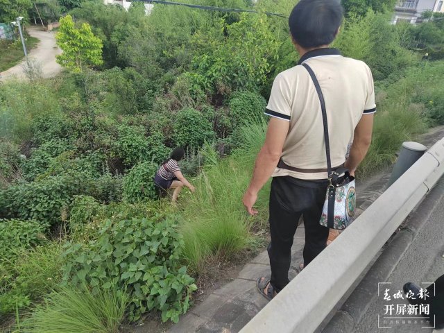 保山一女子与男友吵架后在高速路“躺平(开屏新闻记者 崔敏 通讯员 李海东 郑宇旸 李红幸 摄)