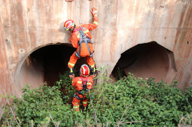 为拍视频涨粉,玉溪一15岁男孩被困管道意识模糊……