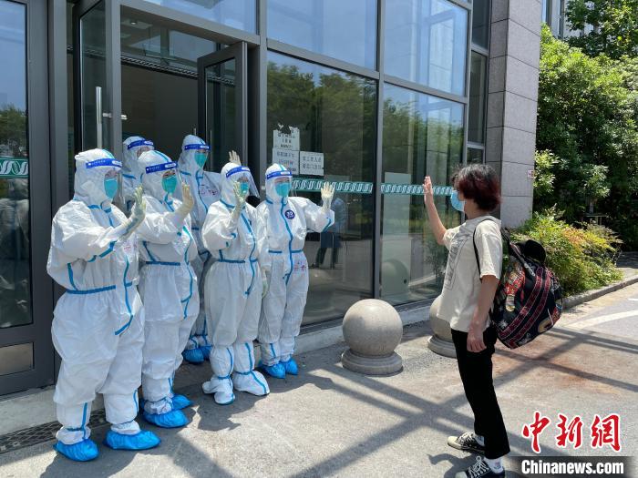 患者走出院区,乘坐转运专车离开。 仁济医院供图 患者走出院区,乘坐转运专车离开。 仁济医院供图