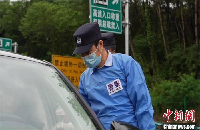 刘国军执行任务 穆亚楠 摄 刘国军执行任务 穆亚楠 摄