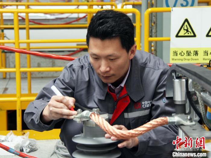 【十年@每一个奋斗的你】从“他山之石”到“授人以渔”:高铁工人的突破之路