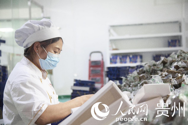 化屋村发展黄粑产业,带动村民就业。人民网 龙章榆摄