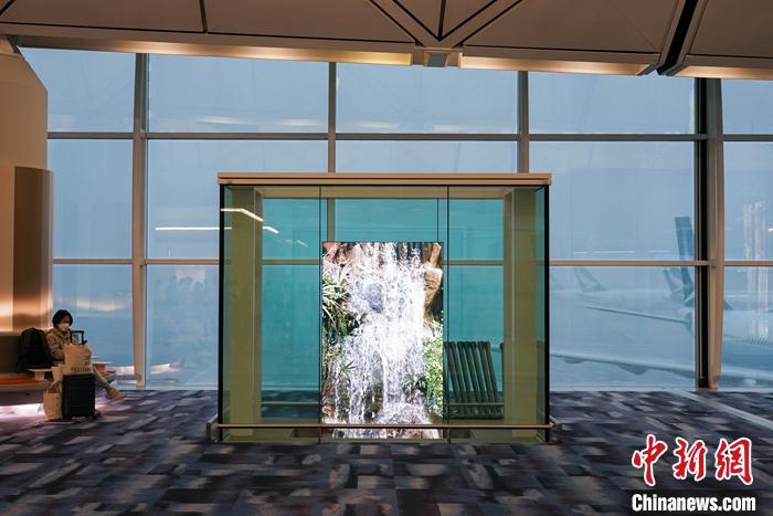 图为航站楼内设置的视频播放设备为候机旅客打造仿真景观。 <a target='_blank' href='/'>中新社</a>记者 崔楠 摄 点击进入下一页