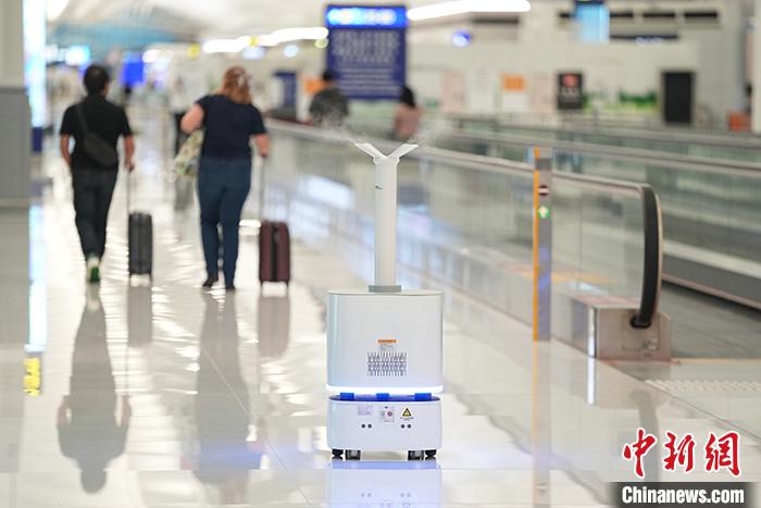 图为消杀机器人在机场航站楼内工作。 <a target='_blank' href='/'>中新社</a>记者 崔楠 摄 点击进入下一页