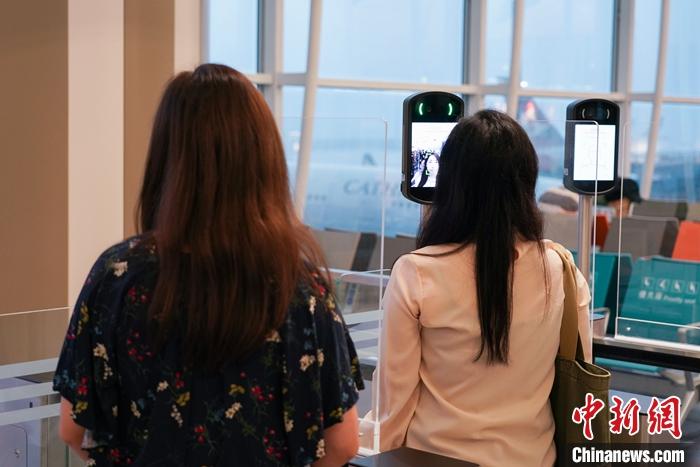 图为工作人员在候机楼演示“刷脸进站”设备。 <a target='_blank' href='/'>中新社</a>记者 崔楠 摄 点击进入下一页