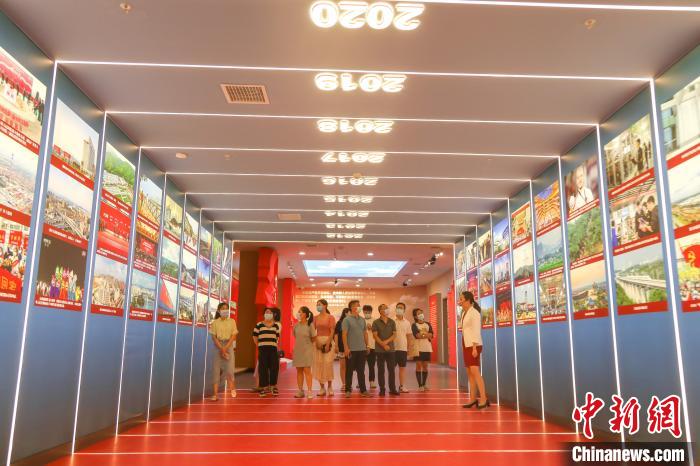 图为几位参观者走进“新时期十年时光长廊”参观。　刘力鑫 摄