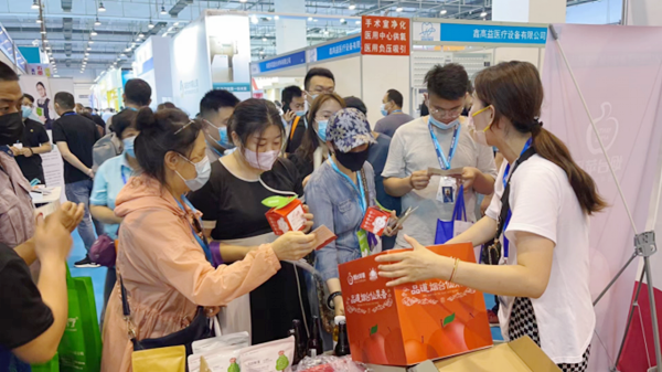 3_1_2_跨界创新营销形式!烟台苹果城市精准营销走进青岛826