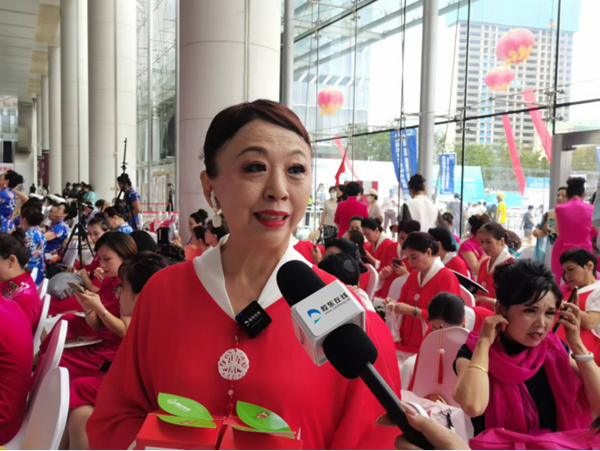 3_1_2_跨界创新营销形式!烟台苹果城市精准营销走进青岛1511