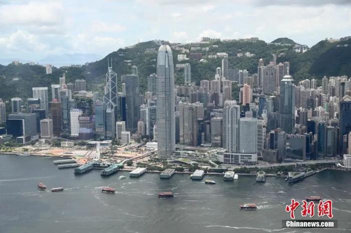 6月29日，香港有渔船挂上庆回归标语于维多利亚港巡游，庆祝香港回归祖国25周年。中新社记者 李志华 摄