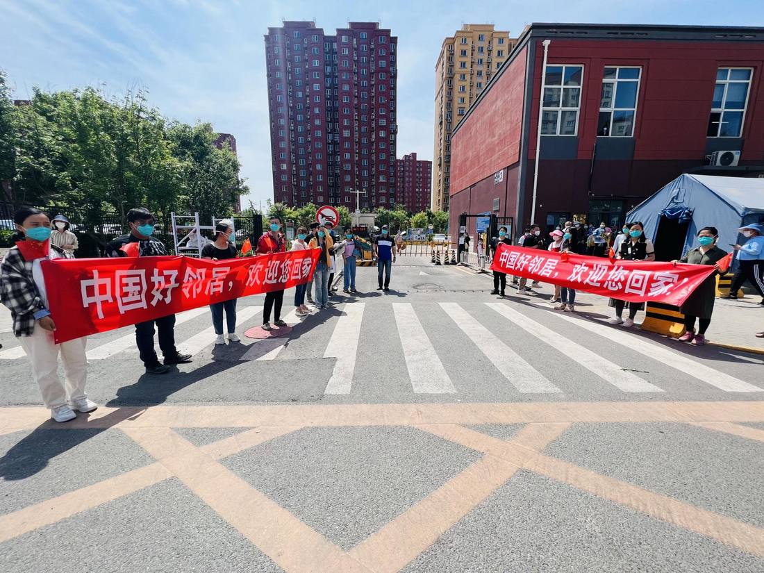 小区居民拉起横幅欢迎康复后的张旭回家(5月18日摄)。新华社发(周紫欣 摄)