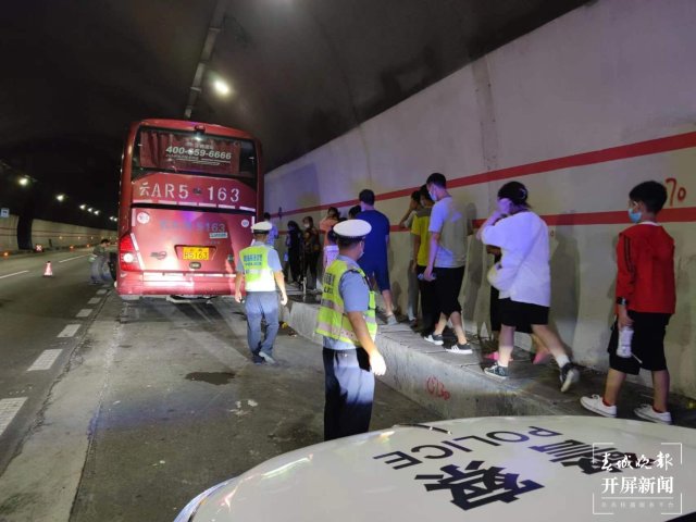 大客车高速路上爆胎抛锚后45名乘客危险滞留（通讯员 王丹 白昌澍 摄）