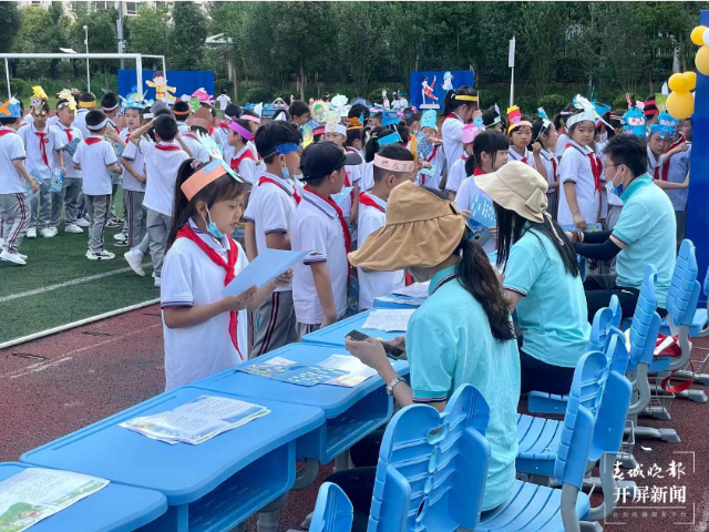 期末“玩”起来！昆明小学一、二年级无纸化考核（李思家 实习生 成楠 摄）