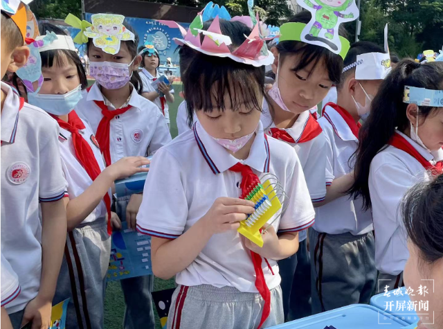 期末“玩”起来！昆明小学一、二年级无纸化考核（李思家 实习生 成楠 摄）