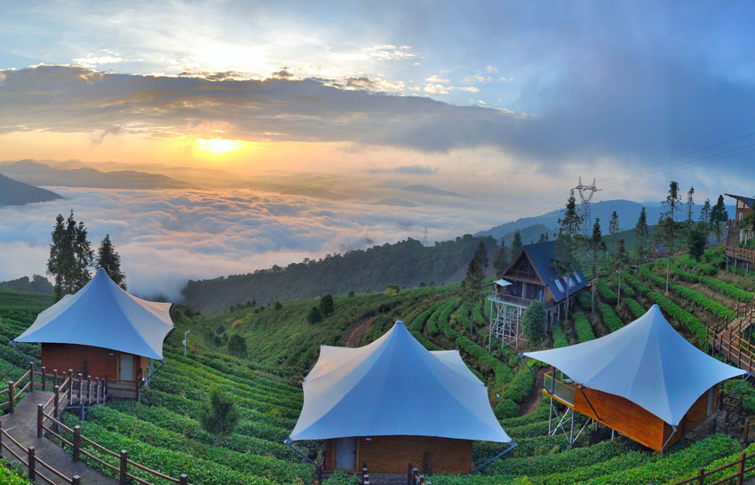 晨观日出晚赏霞,闲看云海舞山腰。思茅区委宣传部供图