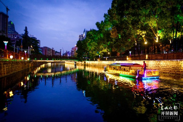 蓝花楹水上赏花专线 盘龙江游船（开屏新闻记者 龙宇丹 李久红 翟剑 摄）.jpg