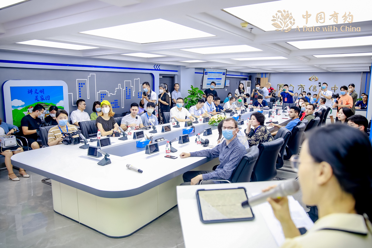 采访团在厦门市信息中心座谈