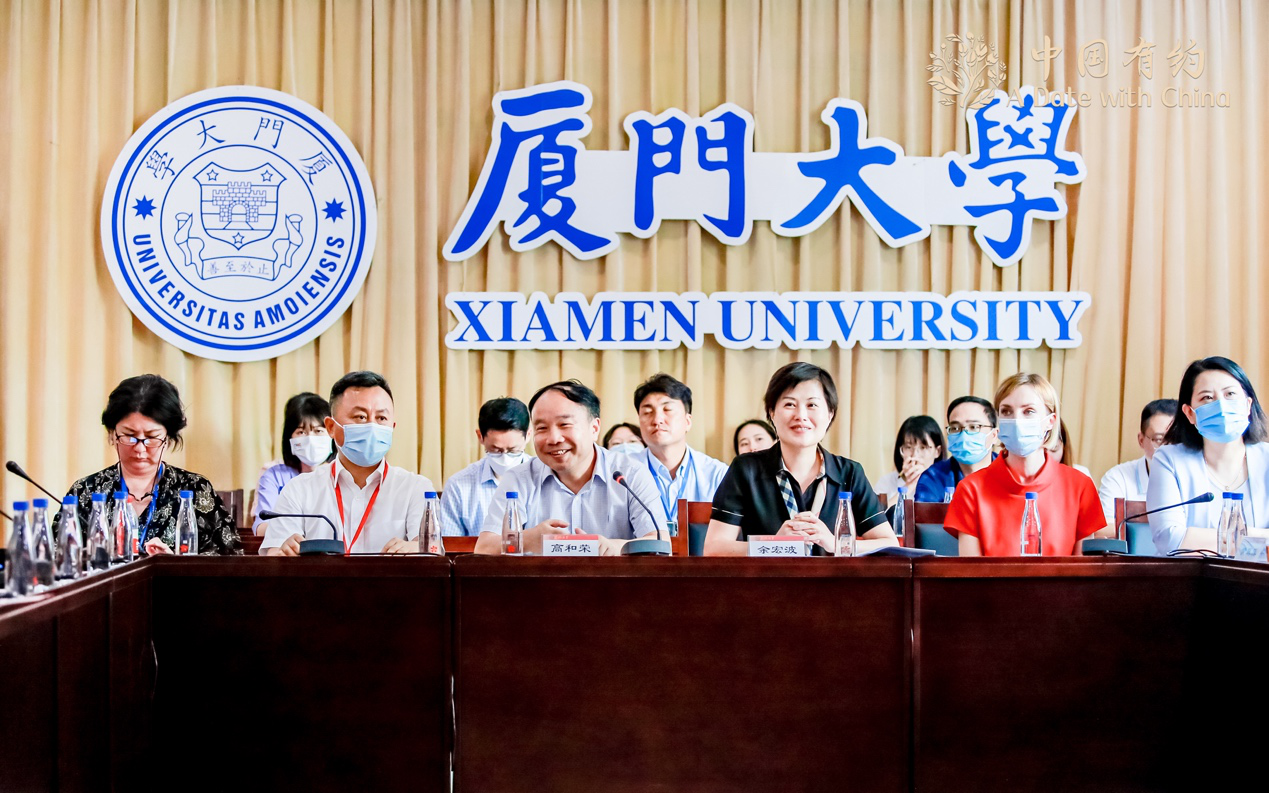 采访团在厦门大学座谈