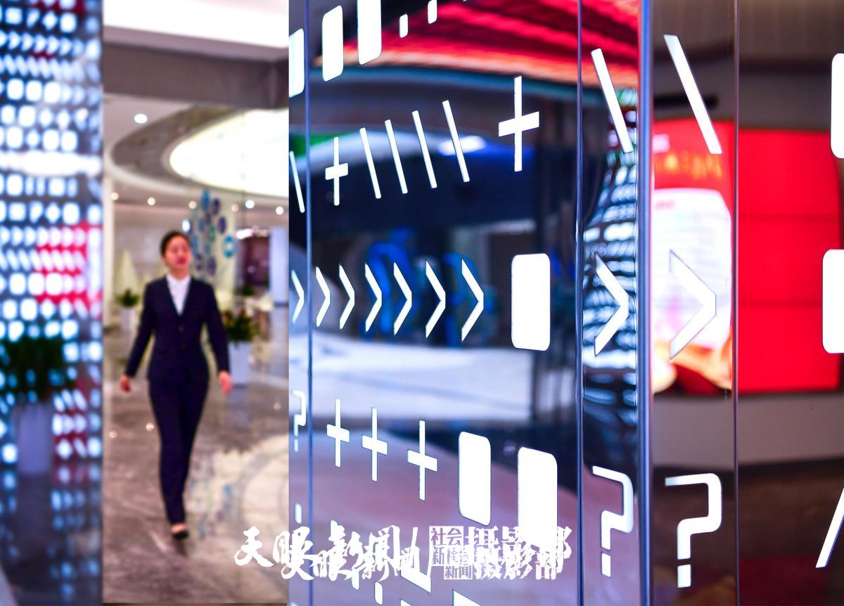 6 国家大数据(贵州)综合试验区展示中心是贵州大数据产业发展的“缩影”,从多方面展示大数据的“贵州智慧”和“贵州方案”。 贵州日报天眼新闻记者 陈慧 摄(1).jpg