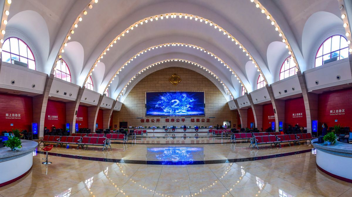 9 贵州省公共资源交易中心以“互联网+公共资源交易”为实施路径,不断深化公共资源交易平台整合共享,推动形成全省“一云统揽”“一平台服务”“一网通办”的公共资源交易服务新格局。_全景图1(1).jpg