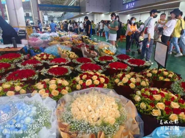 日均拍卖成交量近700万支！“浪漫经济”催生斗南鲜花量价齐升（闵楠 摄）