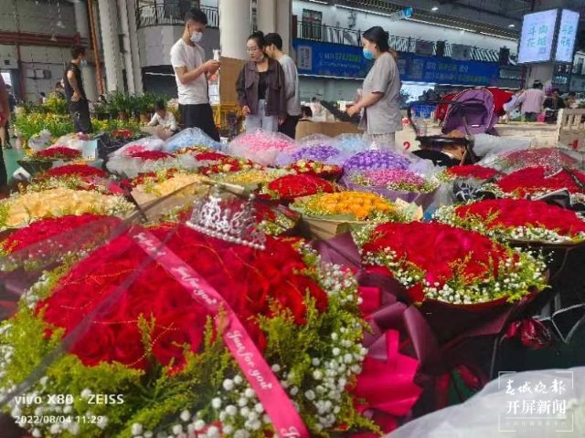 日均拍卖成交量近700万支！“浪漫经济”催生斗南鲜花量价齐升（闵楠 摄）