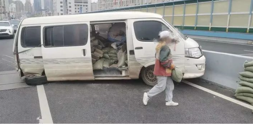 面包车：我承受了不能承受之重（供图）