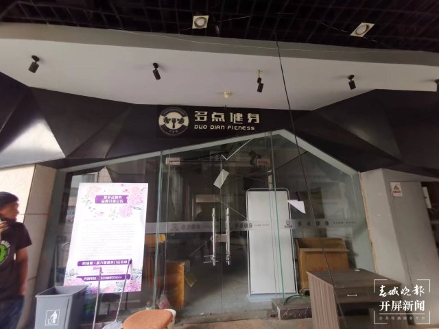 昆明一高层建筑欲加装游泳池 遭业主抵制(张勇 摄)