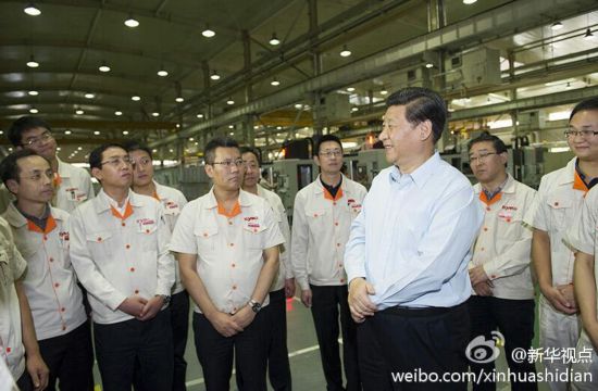 2013年8月30日,在沈阳机床集团看到企业攻克了一个个难关,掌握了国际先进技术后,习近平说,技术和粮食一样,靠别人靠不住,要端自己的饭碗,自立才能自强。图片来源:新华社