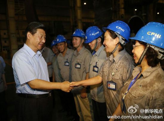 2013年8月28日傍晚,习近平来到大连加氢反应器制造有限公司考察。图片来源:新华社