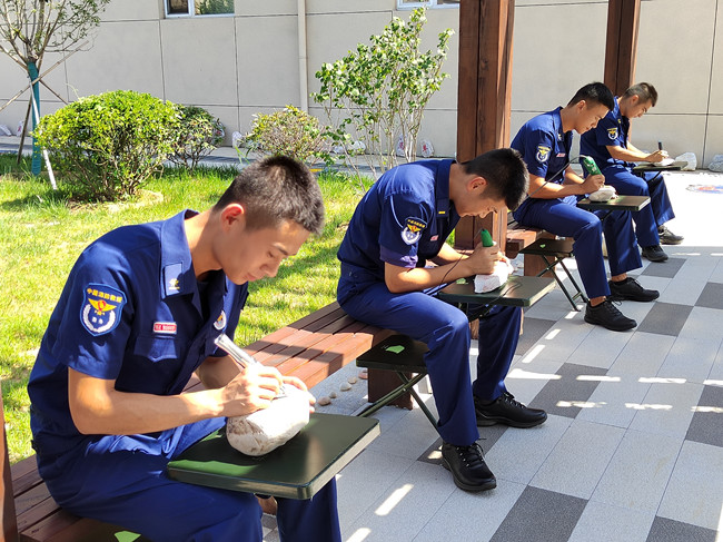 大队组建石刻班,丰富驻岛消防员文化生活。长岛大队供图