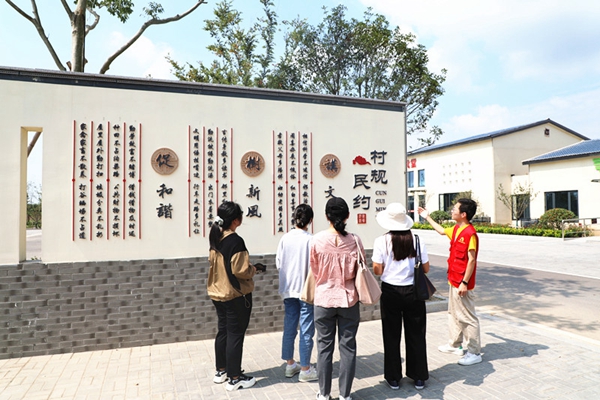 “文明美”点亮乡村“振兴红”。张欣羽摄