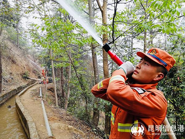 图为马玉博在火场利用水泵灭火。马杰璋摄